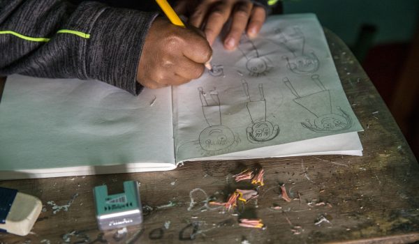 Niño escribe en cuaderno