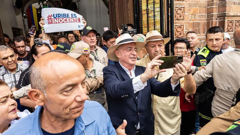 Un día antes del fallo, el expresidente Uribe recibió el apoyo de varios simpatizantes.