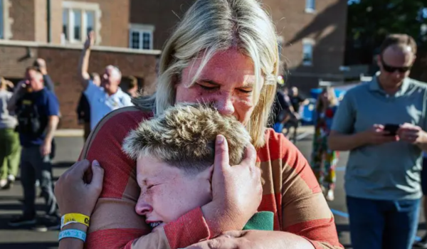 Una madre abraza a su hijo tras un tiroteo en la Iglesia de la escuela católica Anunciación, en Minneapolis, Minnesota. Foto: Getty Images