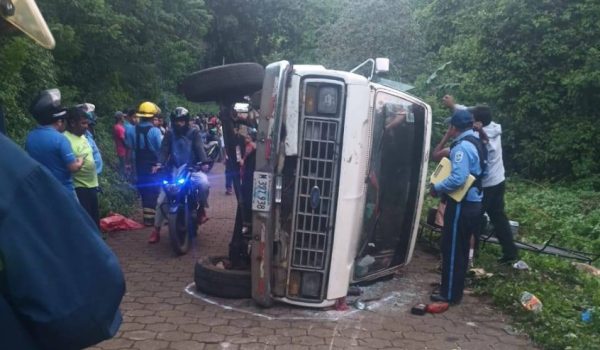 Vuelco de microbús deja 18 personas heridas en Diriamba