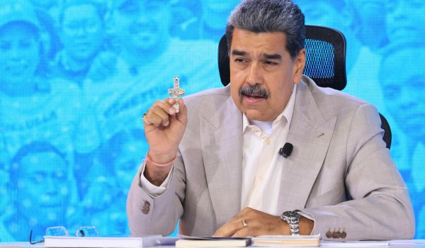 Fotografía de archivo cedida por Prensa del Palacio de Miraflores del presidente de Venezuela, Nicolás Maduro, hablando en su programa semanal de televisión 'Con Maduro +' en Caracas. EFE/ Prensa Palacio Miraflores