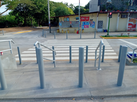 Acceso especial cerca de una de las paradas de buses. Foto: CORTESÍA