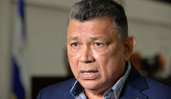 «Si estuviera en la oposición, estuviera volando verga». Wilfredo Navarro hace comentarios sin notar que tenía micrófono abierto en la Asamblea