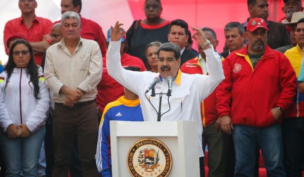 El presidente de Venezuela, Nicolás Maduro da un discurso durante un mitin político en Caracas, Venezuela, el 20 de mayo de 2020 © Ariana Cubillos / AP