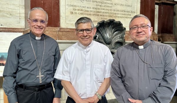 Obispos nicaragüenses desterrados visitan sepulcro del papa Francisco y elevan oración por Nicaragua