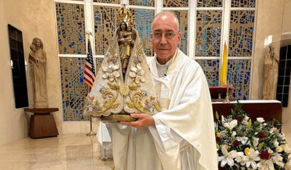 El sacerdote nicaragüense Edwing Román, nuevo vicario parroquial de la iglesia Santa Ágatha en Miami. LA PRENSA/ CORTESÍA