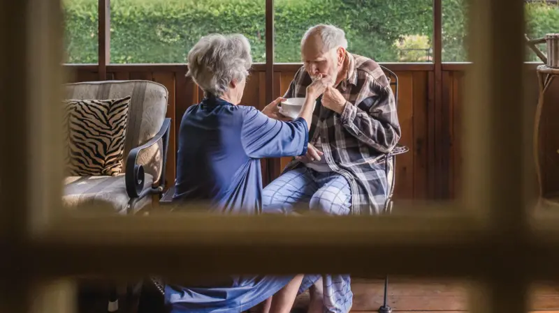Dos adultos mayores apoyándose el uno al otro