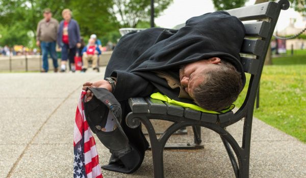 Un hombre durmiendo en una banco de Washington DC. Getty Images
