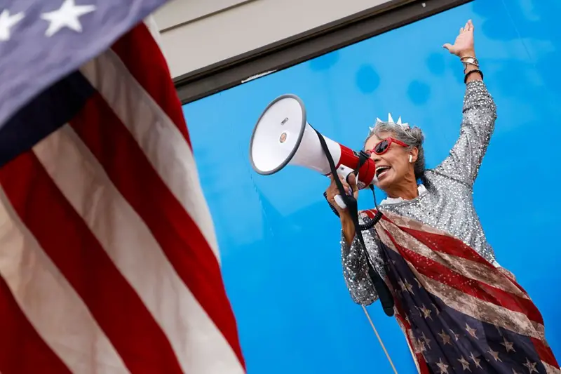 Mujer protesta en California 