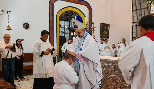 Policía orteguista exige a Diócesis de León lista de sacerdotes que participan en ordenaciones diaconales