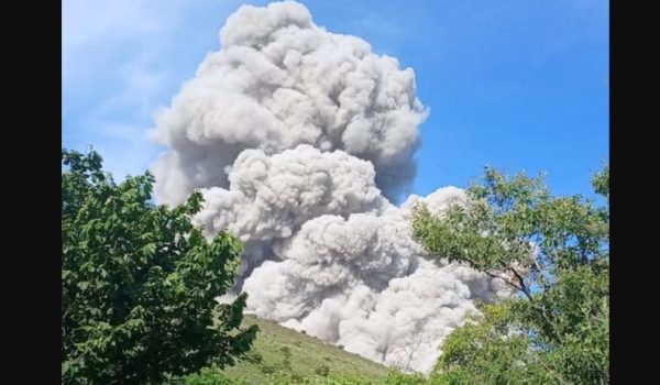 Se reporta una explosión de gases y cenizas en el volcán Telica