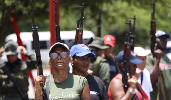 Los miembros de los Consejos Comunales y Civiles sostienen rifles durante un entrenamiento militar sobre armamento en el Fuerte Tiuna en Caracas el 20 de septiembre de 2025. Foto de Pedro MATTEY / AFP