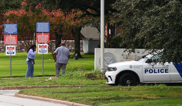 Sobrevivientes nicaragüenses narran el terror durante tiroteo en centro de detención del ICE en Dallas