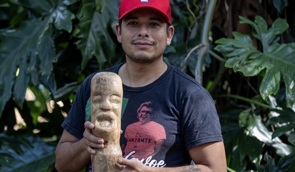 El escultor Paúl Gómez sostiene una obra elaborada en madera rústica el 25 de septiembre de 2025, en Managua (Nicaragua). EFE/ STR