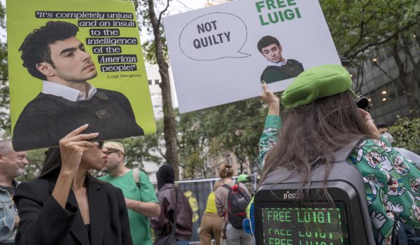 Un grupo de personas que apoya a Luigi Mangione, acusado de asesinar a tiros al director ejecutivo de UnitedHealthcare el pasado diciembre, fue captado este martes, 16 de septiembre, en Nueva York (Estados Unidos). EFE/Ángel Colmenares
