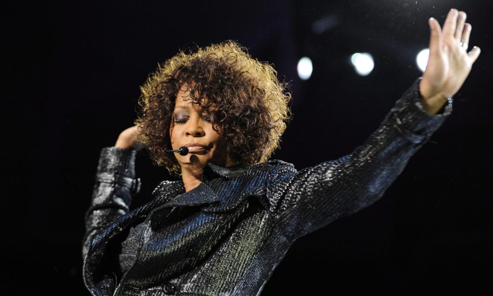 Fotografía de archivo, tomada el 16 de mayo de 2010, de la cantante y actriz estadounidense Whitney Houston durante un concierto, en Hannover (Alemania). EFE/Holger Hollemann