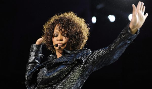 Fotografía de archivo, tomada el 16 de mayo de 2010, de la cantante y actriz estadounidense Whitney Houston durante un concierto, en Hannover (Alemania). EFE/Holger Hollemann