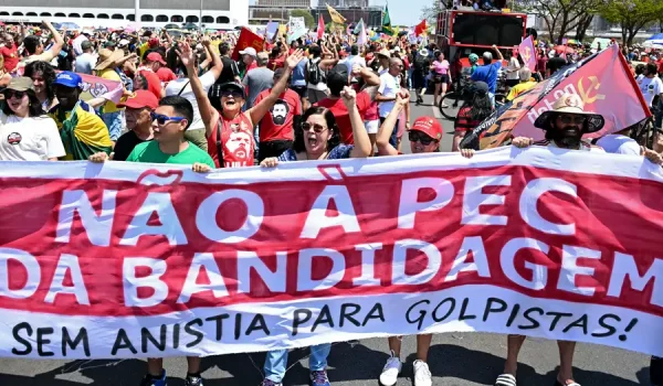 En la capital brasileña se reunieron miles de manifestantes para exigir que se retire el proyecto de ley que busca amnistiar a parlamentarios y exmandatarios. Evaristo Sa/AFP/Getty Images