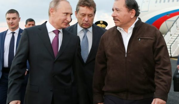 Daniel Ortega (d) y el presidente de Rusia, Vladimir Putin (i). LA PRENSA/EFE