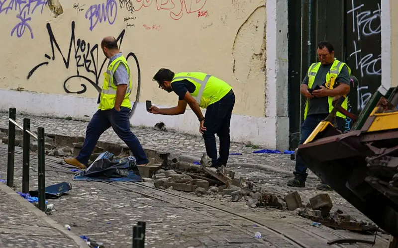 Autoridades toman fotografías en accidente de Lisboa