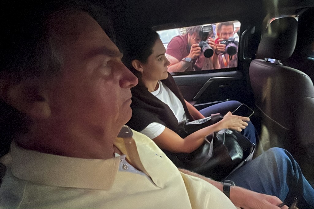 Bolsonaro acompañado de su esposa