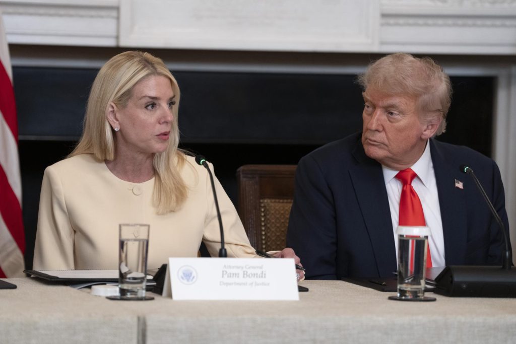 Pam Bondie junto a Donald Trump