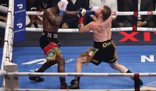 Terrence Crawford domina al «Canelo» Álvarez y lo despoja de todos sus títulos