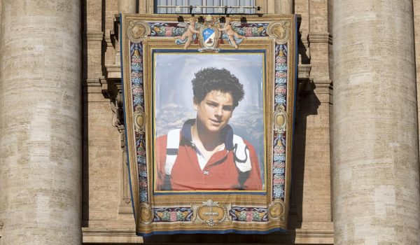 El retrato de Carlo Acutis en la Plaza de San Pedro para la canonización de Carlo Acutis y Piergiorgio Frassati, en el Vaticano, el 7 de septiembre de 2025. Carlo Acutis, un adolescente italiano que murió en 2006, será canonizado por el Papa León XIV en una ceremonia en el Vaticano, convirtiéndose en el primer santo millennial. EFE/EPA/MASSIMO PERCOSSI