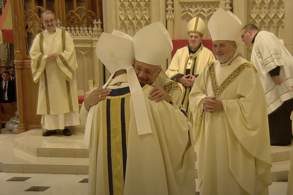 Monseñor Silvio Báez saluda a Monseñor Bismarck Chau