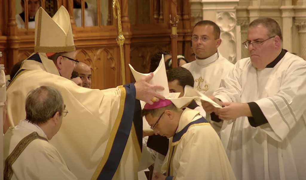 Cardenal Joseph Tobin impuso la investidura episcopal a Monseñor Bismarck Chau