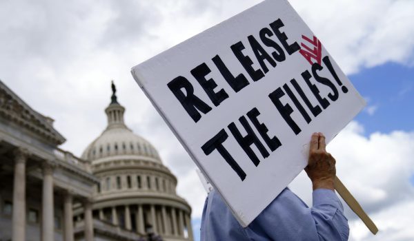 Imagen de archivo de una protesta en Washington para que se hagan públicos los documentos del caso Epstein. EFE/EPA/WILL OLIVER