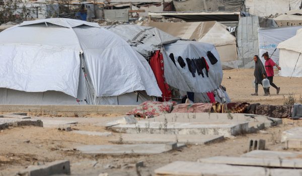 Un campamento temporal para desplazados, instalado en medio de un cementerio en Khan Yunis, al sur de la Franja de Gaza. (Foto de Omar AL-QATTAA / AFP)