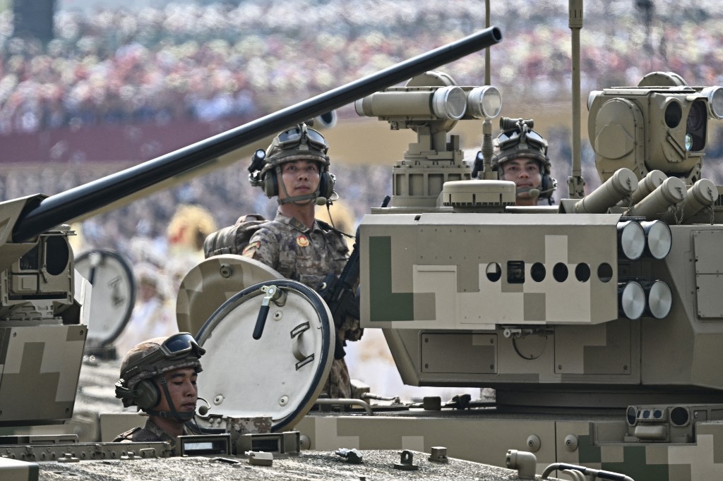 Soldado chino sobre un carro artillado