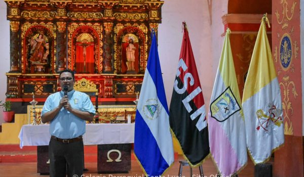 Colegios parroquiales de León usan bandera del partido FSLN por presiones de la dictadura Ortega-Murillo