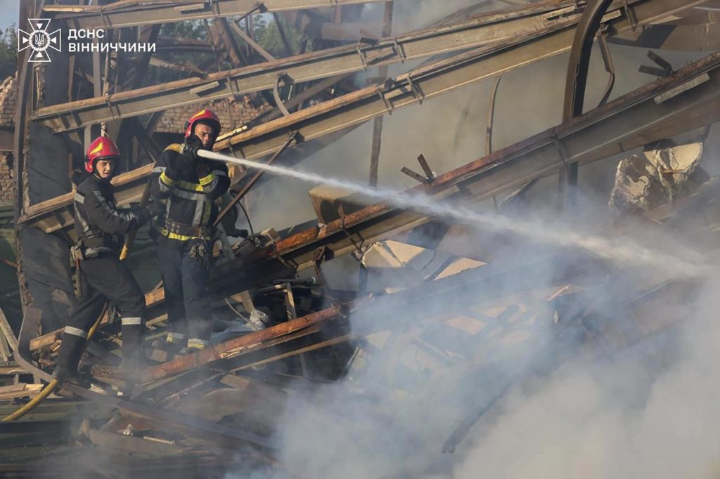 Bomberos ucranianos apagando incendio en una casa destruida por ataque ruso