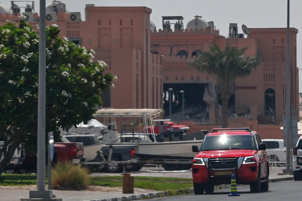 Una imagen tomada a distancia muestra al fondo el edificio dañado que alberga a miembros de la oficina política del grupo militante palestino Hamás. (Foto de AFP)