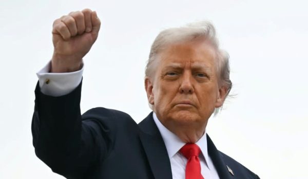 El presidente de Estados Unidos, Donald Trump, aborda el Air Force One en la Base de Andrews, en Maryland, el 16 de septiembre de 2025, para partir a Reino Unido (Andrew Caballero-Reynolds) AFP