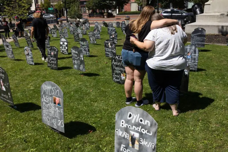 Familiares visitan el cementerio a sus seres queridos 