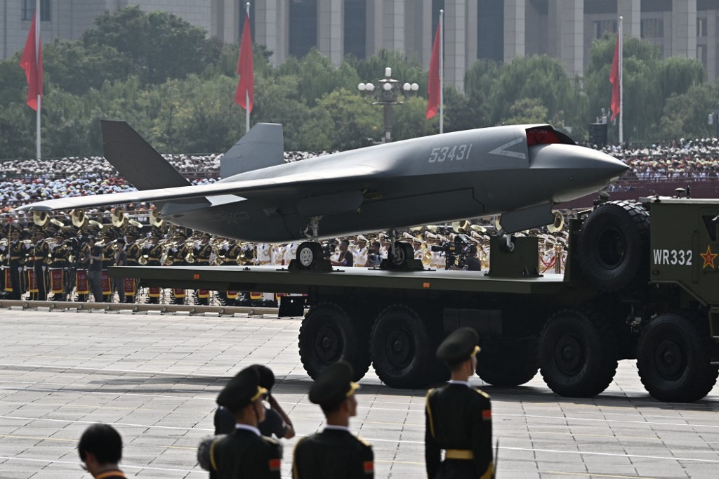 Dron de fabricación china sobre un transporte pesado