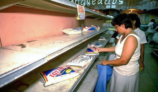 Una postal de hambre y miseria era la vivencia cotidiana en la Nicaragua revolucionaria de los años ochenta. LA PRENSA / ARCHIVO REDES