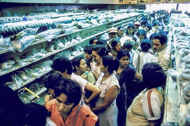 En la decada de los ochenta era común las interminables y sofocantes filas dentro de los centros de abastecimiento, como los supermercados La Colonia, rebautizados por el sandinismo como “supermercados del pueblo”. LA PRENSA / CINDY CARP