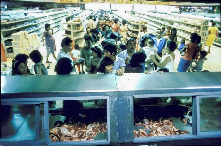Un estante con unos cuantos pedazos de carne de res para una larga fila de consumidores. El racionamiento alcanzaba incluso la recreación: en los restaurantes, el cliente tenía derecho a una, dos o tres cervezas, según el momento, siempre y cuando consumiera un plato fuerte. LA PRENSA / CINDY CARP