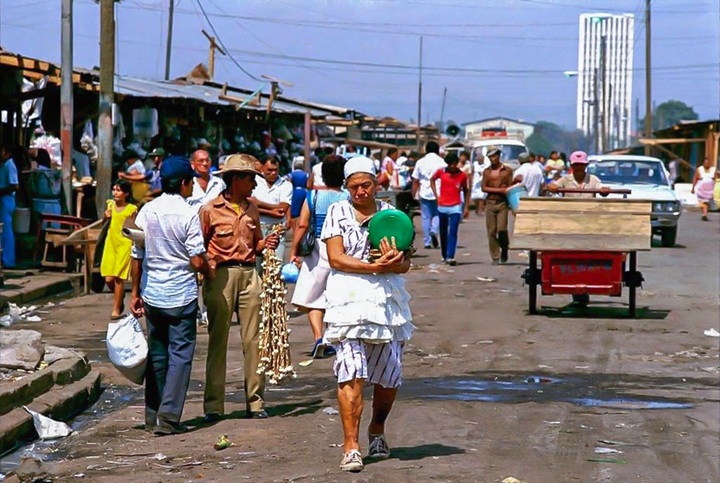 La desesperanza causada por la guerra, el hambre, el desempleo y la carestía de la vida marcó a toda una generación de nicaragüenses, atrapados en su propio país como víctimas del sistema revolucionario. LA PRENSA / SHEPARD SHERBELL