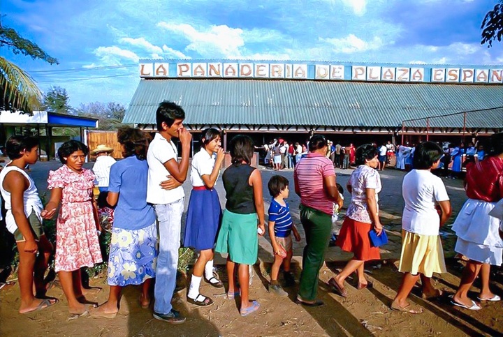 Una larga fila para obtener un pedazo de pan en la panadería de Plaza España. LA PRENSA / SHEPARD SHERBELL