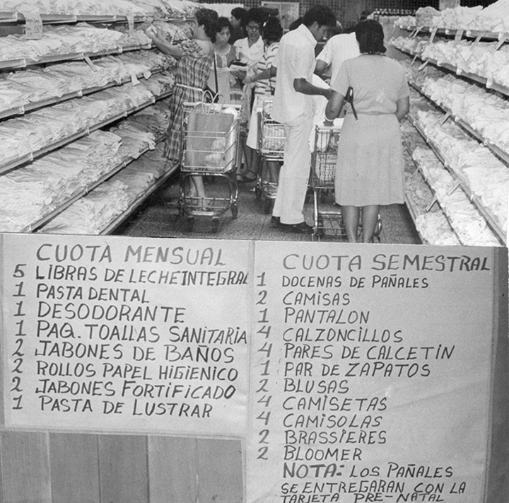 Arriba, los estantes con camisas nacionales de pésima calidad que, por necesidad, se compraban para vestir. Abajo, la lista de productos racionados por el Ministerio de Comercio Interior (MICOIN). ARCHIVO LA PRENSA