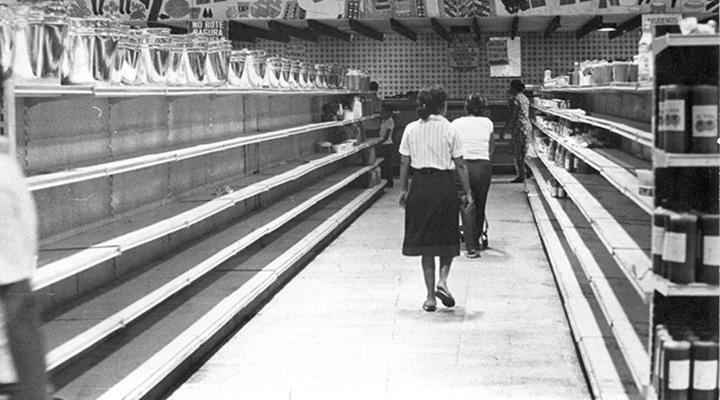 Los estantes de los supermercados permanecían vacíos y, cuando eran abastecidos, solo ofrecían productos de mala calidad provenientes de Cuba y de los países del bloque socialista. ARCHIVO LA PRENSA