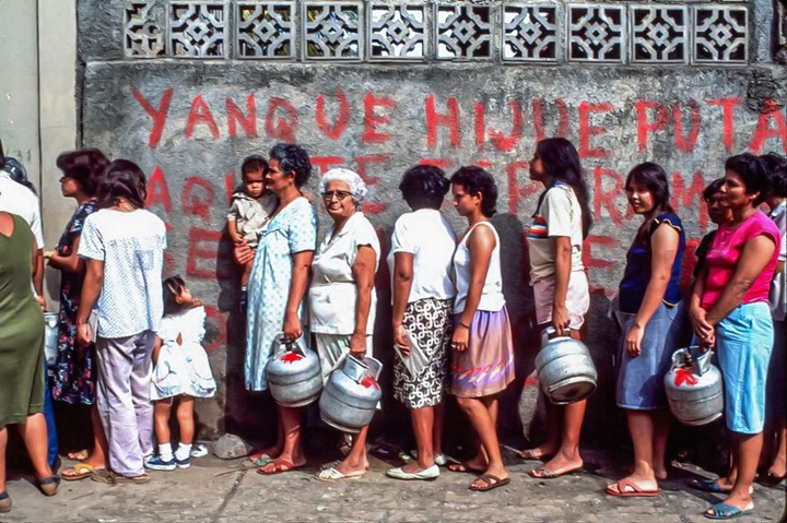 Amas de casa hacen fila para comprar tanques de gas y preparar lo poco que tenían para alimentar a sus familias. LA PRENSA / ARCHIVO REDES