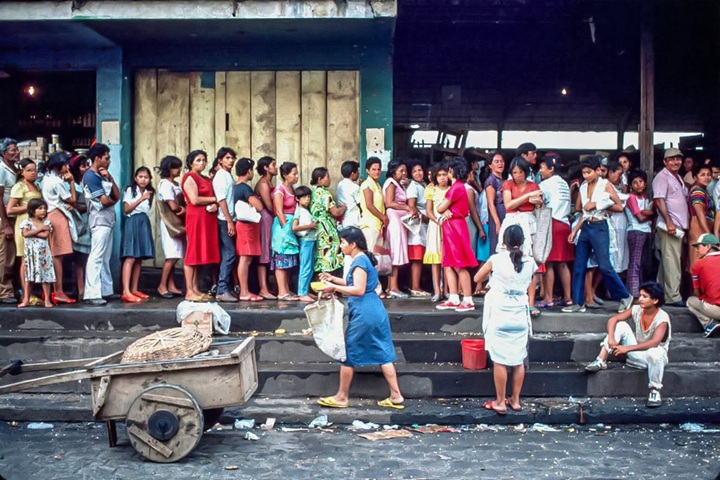 Fila para comprar granos en un mercado de Managua. La maltrecha economía nicaragüense en los ochenta provocó la caída del Producto Interno Bruto (PIB) en siete ocasiones (seis de ellas consecutivas), siendo la más fuerte en 1988, con un 12.4 por ciento, según el BCN. LA PRENSA / ARCHIVO REDES