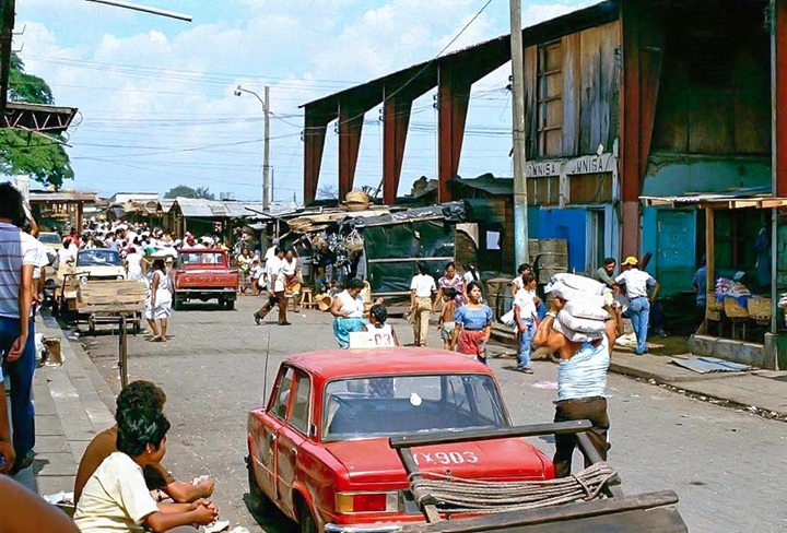 Una imagen de los antiguos galerones del Mercado Oriental. En los años ochenta abundaban el hambre, el desempleo, el caos en el transporte y la escasez de combustibles. LA PRENSA / SHEPARD SHERBELL