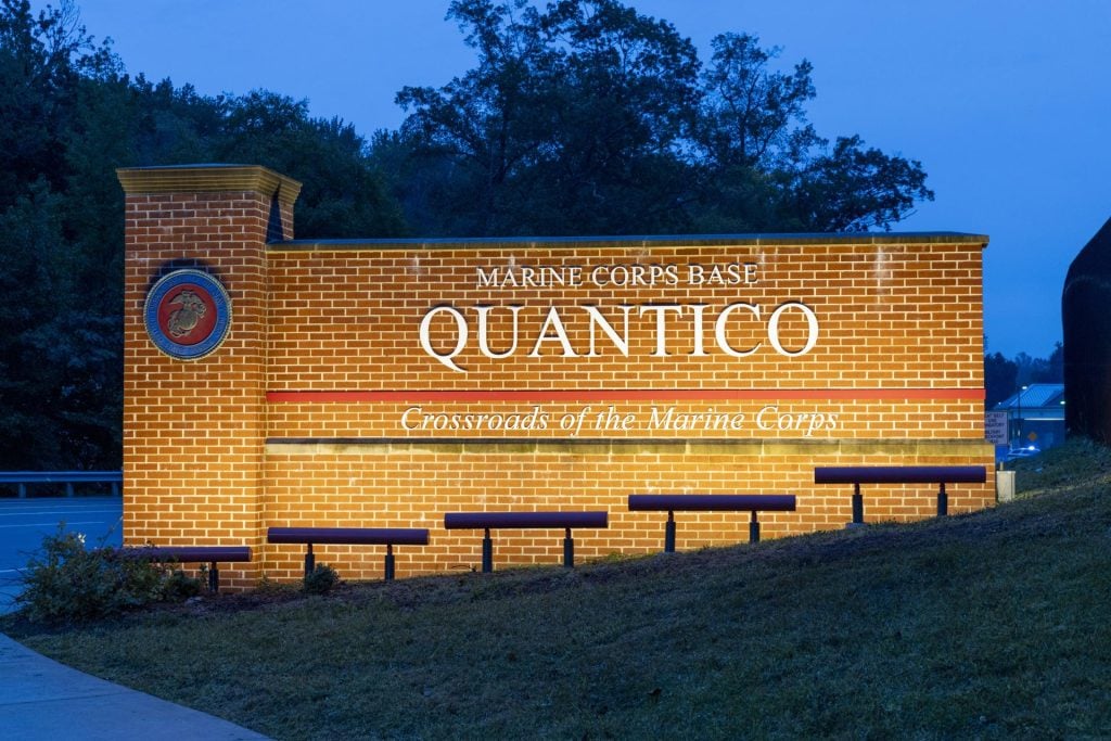 Entrada de Quantico, base del cuerpo de marines
